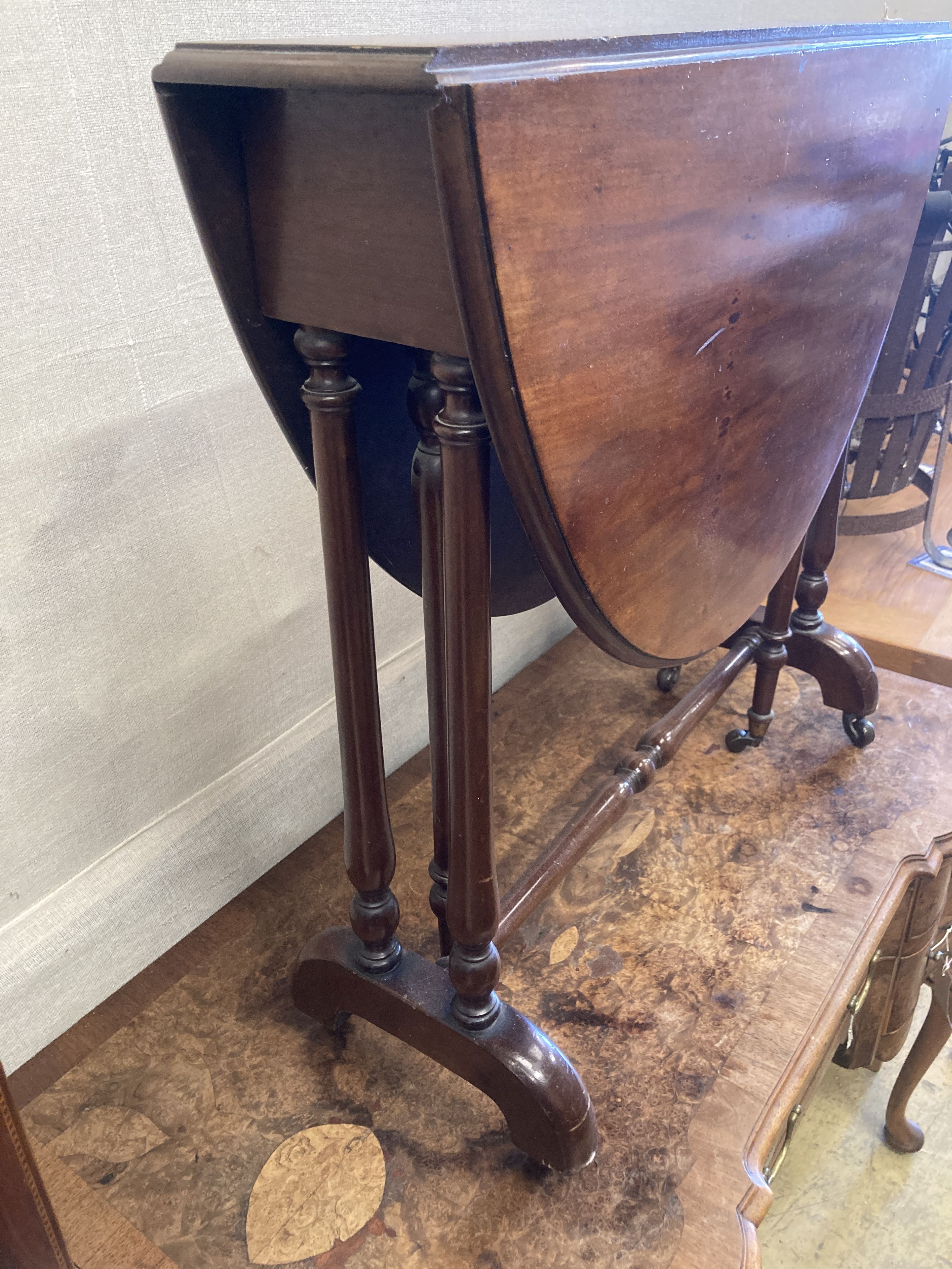 An Edwardian mahogany Sutherland table, width 75cm, depth 18cm, height 71cm